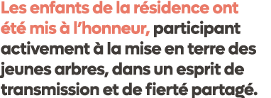 Les enfants de la r sidence ont t  mis   l’honneur, participant activement   la mise en terre des jeunes arbres, dan...