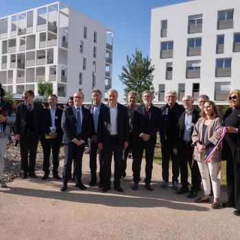 bâtiments blancs avec des personnes devant
