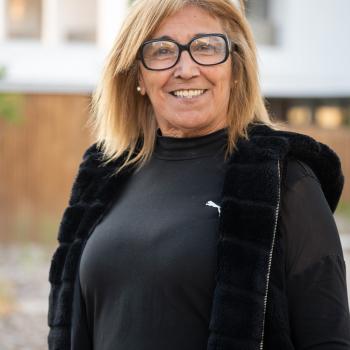 Femme blonde avec des lunettes