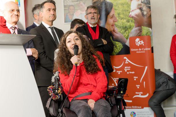 Jeune fille prenant la parole lors de la pose de 1ère pierre Simon de Cyrène