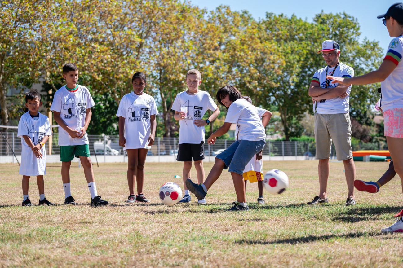 Enfants jouant au foot