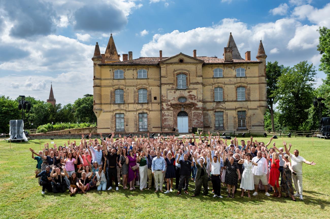 groupe de gens devant un chateau