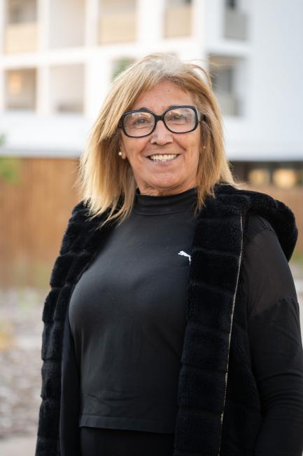 Femme blonde avec des lunettes