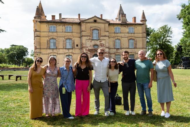 9 personnes devant un chateau