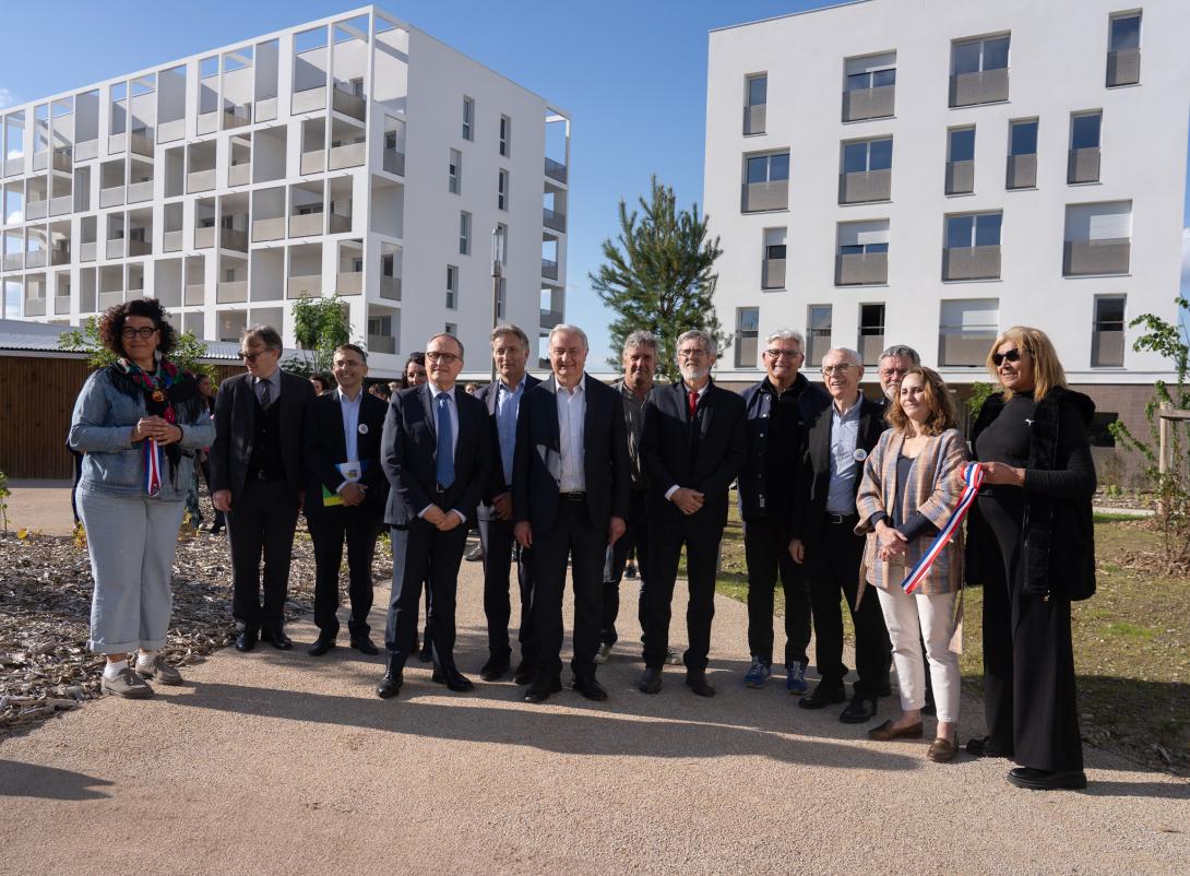 bâtiments blancs avec des personnes devant