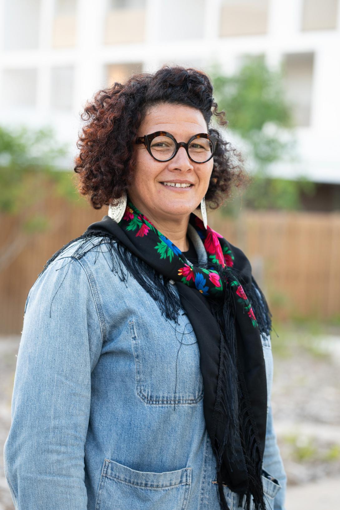 Femme brune avec des lunettes aux cheveux frisés 